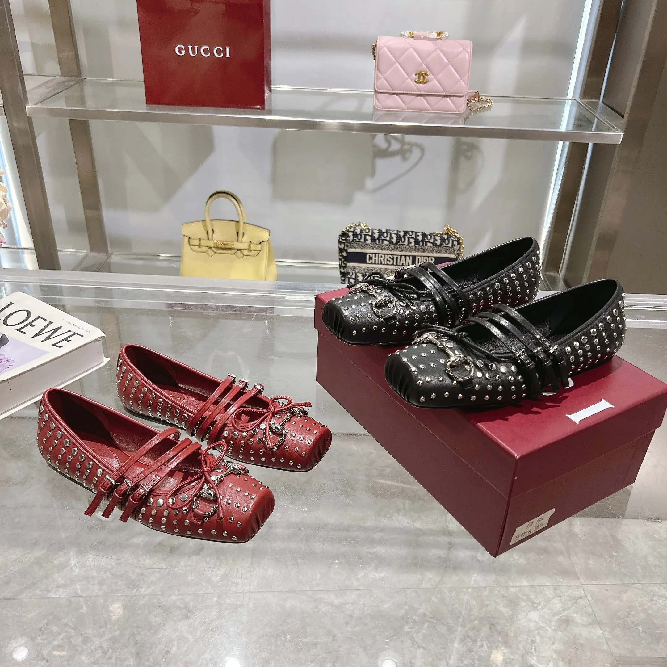 👟👟Ex-factory price 620👟👟 Gucci Horsebit series women's ballet flats. This iconic horsebit ballet flats features a square toe design and elegant bow details, paying tribute to the traditional ballet shoe style. This piece is crafted from Gucci ankh leather and embellished with a light gold-tone horsebit buckle. A 'sacchetto' construction with a soft, padded insole provides a great fit. ✅Size: 35-42 (customized for 40-42) ✅Sole material: Imported Italian genuine leather sole ✅Packaging: Brand new red box packaging